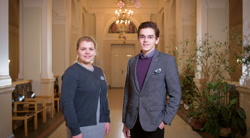 Lindas Lielbriedes un Daniila Vladimirova izveidotajā Skolens.lv var atrast vecāko klašu skolēnu — palīgu, kurš ilgtermiņā palīdzēs saprast kādu konkrētu mācību priekšmetu.
Foto — Edmunds Brencis, Picture Agency