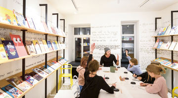 Jauno lasītāju klubs grāmatnīcā MrPage.
Foto — Edmunds Brencis, Picture Agency