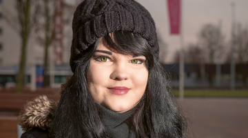 Bez zālēm dzīvot atlicis ļoti maz — tā Arinai atklāti pateicis viņas ārsts Andris Skride. Arina tic, ka dzīvos, tāpēc nevēlas fotografēties mājās ar skābekļa iekārtu, bet iznāk cilvēkos ar gaišu smaidu.
Foto — Alise Šulca, Picture Agency