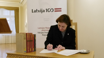 Latvijas vēstniece Vācijā Inga Skujiņa parakstās par grāmatu saņemšanu. Publicitātes foto