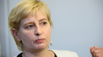 Juta Strīķe ar interesantiem auskariņiem parlamentārās izmeklēšanas komisijā. Foto: Edmunds Brencis, Picture Agency