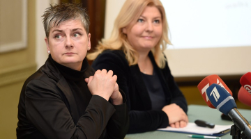 Tulkotāja Ieva Kolmane (no kreisās) un sociolingviste Vineta Poriņa vērtē "Gada vārdu, nevārdu un spārnoto teicienu". Foto: Ieva Lūka, LETA