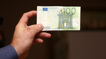 Viltota eiro banknote. Foto: Evija Trifanova, LETA