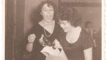Valentīna Freimane (pa labi) ar laikraksta Komunists korespondenti un vēlāko cenzori Valentīnu Franci redakcijas sarīkojumā 1958.gadā