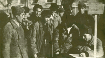 Brīvprātīgo pierakstīšanās sarkanajā armijā. Petrograda 1918. gads.
Foto no Latvijas Kara muzeja krājuma