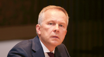 «Šobrīd es esmu pieņēmis lēmumu, ka es neatkāpšos, jo es neesmu vainīgs. Manu apmelotāju un nomelnotāju mērķis ir, lai es atkāptos, lai es nevarētu sevi aizstāvēt,» preses konferencē 20. februārī teica Ilmārs Rimšēvičs.
Foto — LETA