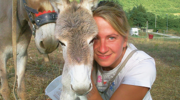 Kopā ar vēl citu latvieti, kas Itālijā dzīvo septiņus gadus, Lorija nodibinājusi uzņēmumu Happy Donkey Tours, kas gan piedāvā ne tikai pārgājienus ar ēzeļiem, bet arī velosipēdu tūres.
Foto no privātā arhīva