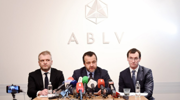 "ABLV Bank" līdzīpašnieks un padomes priekšsēdētājs Oļegs Fiļs (no kreisās), bankas valdes priekšsēdētājs Ernests Bernis un valdes priekšsēdētāja vietnieks Vadims Reinfelds piedalās preses konferencē, kurā paziņo par gaidāmo bankas pašlikvidācijas procesu un to, kā tiks izvēlēti bankas likvidatori. Foto: LETA
