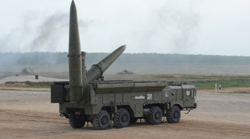 Krievijas armijas mobilā raķešu "Iskander" vienība poligonā. Foto: Sputnik/LETA