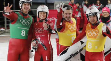Latvijas kamaniņu braukšanas komanda (no kreisās) - Kristers Aparjods, Ulla Zirne, Andris Šics un Juris Šics pēc finiša. Foto: Reuters/LETA