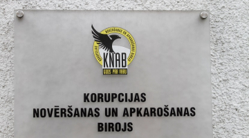 Korupcijas novēršanas un apkarošanas biroja plāksne pie ieejas. Foto: EPA/LETA