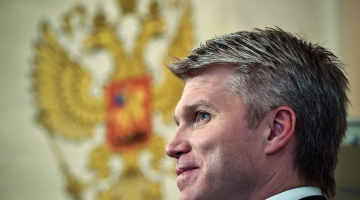 Krievijassporta ministrs Pāvels Kolobkovs preses konferencē par Krievijas sportistu pielaišanu spēlēs. Foto: AFP/LETA