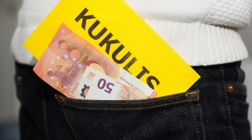 Eiro banknotes kabatā. Foto: Ieva Lūka, LETA