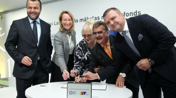 2014. gads - AS "ABLV Bank" izpilddirektors Ernests Bernis (no kreisās), kultūras ministre Dace Melbārde, mecenāti Ināra un Boriss Teterevi un AS "ABLV Bank" padomes priekšsēdētājs Oļegs Fiļs piedalās pasākumā, kura laikā tika parakstīts nodomu protokols par Latvijas Laikmetīgās mākslas muzeja būvniecības ieceres īstenošanu. Foto: Ieva Čīka, LETA