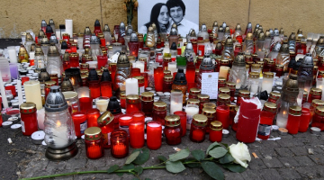 Piemiņas sveces noslepkavotajam slovāku žurnālistam Janam Kuciakam un viņa draudzenei Martinai Kušnirovai Bratislavā. Foto: Reuters/LETA