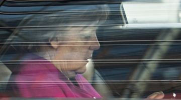 Vācijas kanclere Angela Merkele pēc koalīcijas veidošanas sarunām ar sociāldemokrātiem savā automašīnā. Foto: AP/LETA