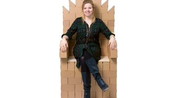 Ilona sēž tronī, kas izveidots no aptuveni 120 klučiem, un tā celtniecība prasīja pusstundu.
Foto — Edmunds Brencis, Picture Agency