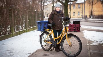 «Tumsā iet ir labi, un rīta gājiens ir pavisam citāds, ja ir sniedziņš. Tad nav tik tumšs,» atklāj pastniece Iveta, kuras gaitas Teikā sākas ap plkst. 6. «Ja redzi — cilvēki sadzērušies, tad gan labāk uz to pusi neskatīties. Dari savu darbu un attālinies.»
Foto — Edmunds Brencis, Picture Agency
