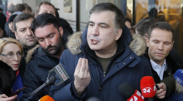 Bijušais Odesas gubernators un Gruzijas eksprezidents Mihails Saakašvili runā ar medijiem pie Kijevas viesnīcas. Foto: EPA/LETA