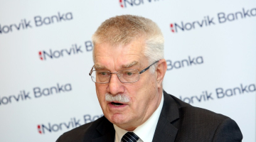 Latvijas Pensionāru federācijas priekšsēdētājs Andris Siliņš piedalās preses konferencē, kurā "Norvik Banka" informē par sadarbību ar Latvijas Pensionāru federāciju. Foto: Edijs Pālens, LETA