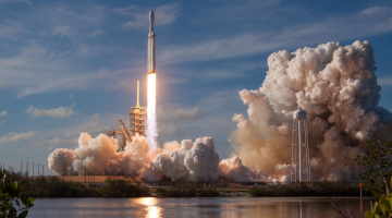 "SpaceX" "Falcon Heavy" raķete startē no Kenedija kosmodroma Floridā ASV. Foto: Reuters/LETA