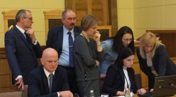 Tieslietu padome apspriežas - 1. rindā sēž Saeimas deputāts Gaidis Bērziņš (NA), 2. rindā stāv tieslietu ministrs Dzintars Rasnačs (NA), AT priekšsēdētājs Ivars Bičkovičs un Satversmes tiesas priekšsēdētāja Ineta Ziemele. Foto: Indra Sprance, Ir