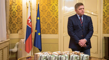 Slovākijas premjers Roberts Fico preses konferencē paziņo par viena miljona eiro atlīdzību tam, kas sniegs vērtīgu informāciju žurnālista Jāna Kucjaka slepkavības izmeklētājiem. Lai demonstrētu savu apņēmību, valdības vadītājs bija salicis naudas paciņas.
Foto — AFP/LETA