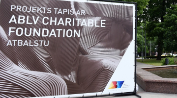"ABLV Charitable Foundation" plakāts parkā pie Kongresu nama. Foto: Ieva Lūka, LETA
