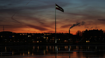 Rīgas panorāma un valsts karogs uz AB dambja. Foto: Edijs Pālens, LETA