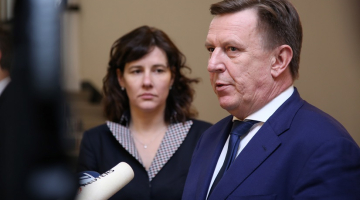 Ministru prezidents Māris Kučinskis un finanšu ministre Dana Reizniece-Ozola. Foto: Evija Trifanova, LETA