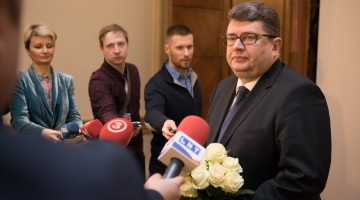 Jānis Maizītis pēc atk
artotas apstiprināšanas Saeimā SAB vadītāja amatā. Foto: Saeimas Preses centrs