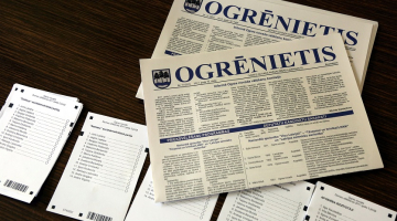 Biļeteni un informatīvs pašvaldības izdevums pašvaldību vēlēšanu iecirknī Ogrē. Foto: Edijs Pālens, LETA