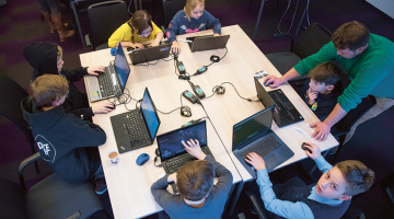 Microsoft Latvija biroja telpās nodarbībā piedalās tikai viens skolotājs un astoņi Rīgas bērni. Taču tiešsaistē skolai pieslēdzas skolotāji un skolēni no Jelgavas, Siguldas, Ventspils un Liepājas.
Foto — Gatis Rozenfelds, Picture Agency