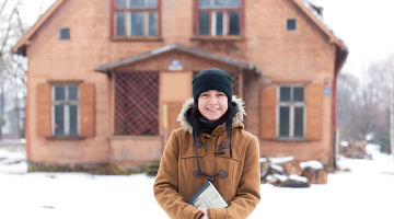 Viena no vietām, uz kurieni Anita Smeltere aizvedīs pastaigā pa Torņakalnu, ir Viļa Plūdoņa māja. Divas stundas garā pastaiga ļaus izdzīvot romāna Svina garša varoņa Matīsa mūžu.
Foto — Edmunds Brencis, Picture Agency