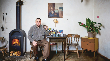 Raimonds Mežaks ar 2016. gadā tapušo Ingus Baušķenieka albumu Mēteļi un garderobists.
Foto — Edmunds Brencis, Picture Agency