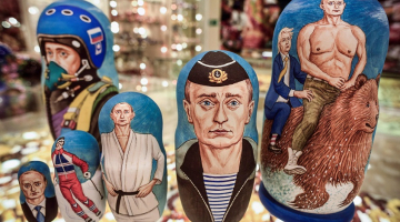 Krievu tradicionālās koka lellītes - matrjoškas - pirms vēlēšanām Vladimira Putina veidolā. Foto: AFP/LETA