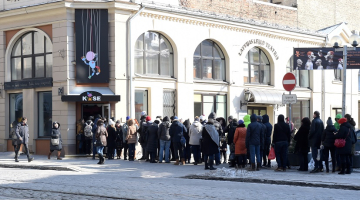 Cilvēki rindā pie Leļļu teātra, kur notiek biļešu tirdzniecība uz XXVI Vispārējo latviešu Dziesmu un XVI Deju svētku pasākumiem. Foto: Sintija Zandersone, LETA