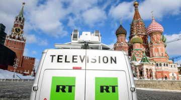 Krievijas varas kontrolētā "Russia Today" (RT) televīzijas busiņš Sarkanajā laukumā Maskavā. Foto: AFP/LETA
