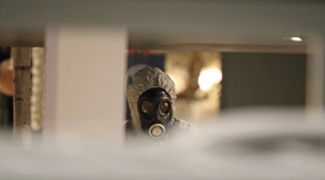 Policisti aizsargtērpos un maskās pārmeklēja vietu, kur 4.martā tika atrasts saindēts bijušais krievu spiegs Sergejs Skripaļs un viņa meita Jūlija. Foto: AP/LETA