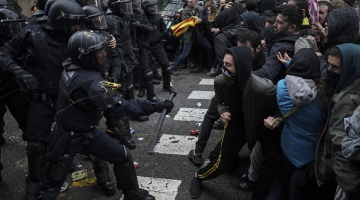 Pēc Karlesa Pudždemona aizturēšanas Vācijā Katalonijā notika plašas demonstrācijas viņa atbalstam, kas pārvērtās sadursmēs ar policiju. Foto: AP/LETA