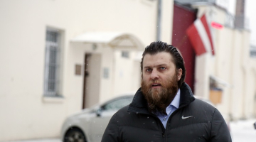 Izspiešanā un noziedzīgi iegūtu līdzekļu legalizācijā apsūdzētais bijušais maksātnespējas administrators Māris Sprūds pēc pusmiljona eiro lielās drošības naudas iemaksas ir atbrīvots no apcietinājuma un atstāj Rīgas Centrālcietumu. Foto: Edijs Pālens, LETA