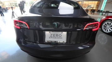 "Tesla Model 3" izstādē Losandželosā.  Foto: Reuters/LETA