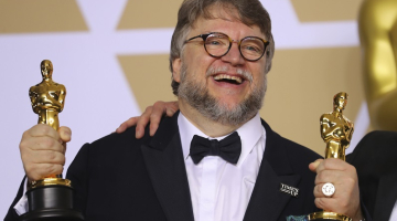 Režisors Giljermo del Toro ar divām Oskara balvām par filmu "The Shape of Water". Foto: Reuters/LETA