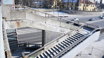 Slēgtās Vanšu tilta kāpnes Daugavas labajā pusē, kurām daļēji nobrukušas konstrukcijas. Foto: Zane Bitere, LETA