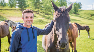 Roberts audzē sporta zirgus konkūrā un iejādē.
«Tas nav jātnieks, kurš nav kritis. Tas ir normāli — tu krīti un atkal ej uz priekšu. Ir bijuši lūzumi.»
Foto — TUESI.LV