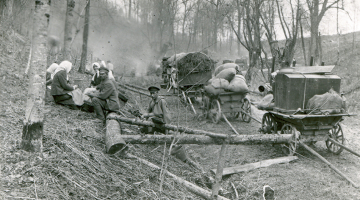 Bēgļu pajūgi ceļā.
Foto no Latvijas Kara muzeja krājuma