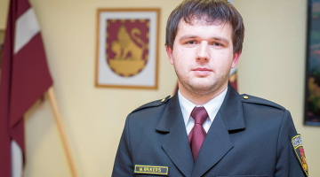 «Oi, kas tik nav bijis! Esmu saukts tāpēc, ka kaimiņa suns staigā pa pagalmu. Ievārījuma burciņa pazudusi. Cilvēkam ir kaut kas nozagts, bet viņš nevar īsti atcerēties, kā izskatās nozagtās lietas. Savainotu stārķu dēļ.»
Foto — TUESI.LV