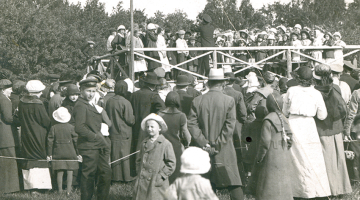 Latviešu un igauņu bēgļu komiteju organizētie bērnu svētki Samarā.
Foto no Latvijas Kara muzeja krājuma