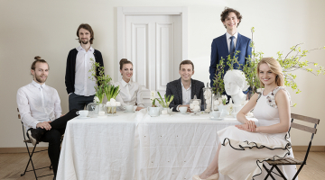 Fricis Kalvelis, Matīss Čudars, Liene Dreimane, Emīls Pakārklis, Daniels Krimans un Ieva Florence. Foto — Reinis Hofmanis, stils — Baiba Prindule-Rence