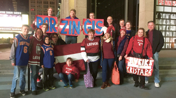 Inta Šķiņķis (centrā) ar latviešu draugiem pie Ņujorkas Madison Square Garden arēnas sagaidīja Kristapu Porziņģi un iekļuva dokumentālajā filmā par viņu.
Foto no personīgā arhīva